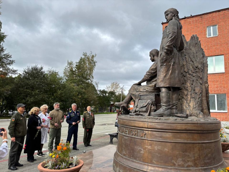 После торжественного открытия «Солдатской библиотеки» мы возложили цветы к памятнику «Военным медикам» на территории Свердловского областного клинического психоневрологического госпиталя для ветеранов войн После торжественного открытия «Солдатской библиотеки» мы возложили цветы к памятнику «Военным медикам» на территории Свердловского областного клинического психоневрологического госпиталя для ветеранов войн