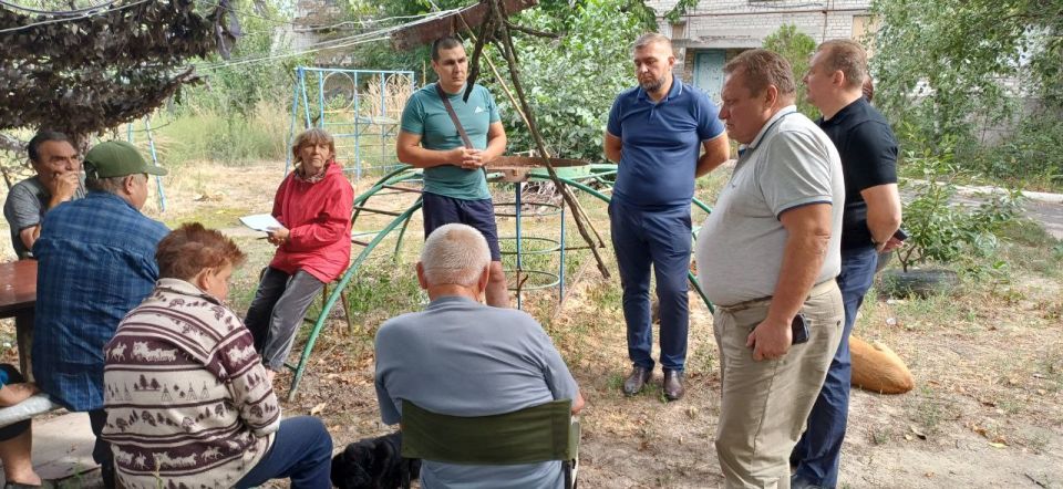Валентин Левченко: Выполняя намеченные договорённости, сегодня снова встретился с жителями ул.Привокзальная поселка Донецк-Северный Валентин Левченко: Выполняя намеченные договорённости, сегодня снова встретился с жителями ул.Привокзальная поселка Донецк-Северный