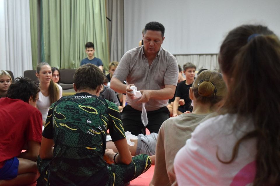 Заместитель министра здравоохранения Игорь Коваленко провел для старшеклассников лицея № 17 мастер-класс по тактической медицине Заместитель министра здравоохранения Игорь Коваленко провел для старшеклассников лицея № 17 мастер-класс по тактической медицине