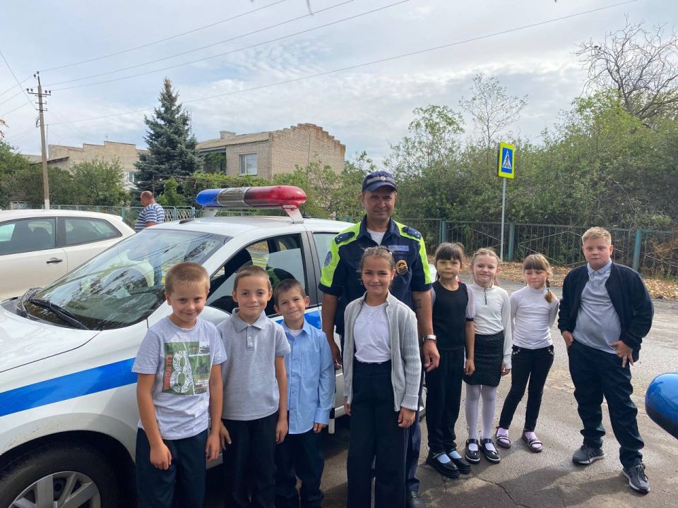 Сотрудники ГАИ Мангуша провели профилактическую беседу по БДД со школьниками Сотрудники ГАИ Мангуша провели профилактическую беседу по БДД со школьниками