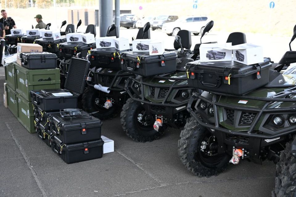 «Единая Россия» передала квадроциклы, мотоциклы и спецтехнику подразделениям группировки войск «Центр» и батальону «Сомали» «Единая Россия» передала квадроциклы, мотоциклы и спецтехнику подразделениям группировки войск «Центр» и батальону «Сомали»