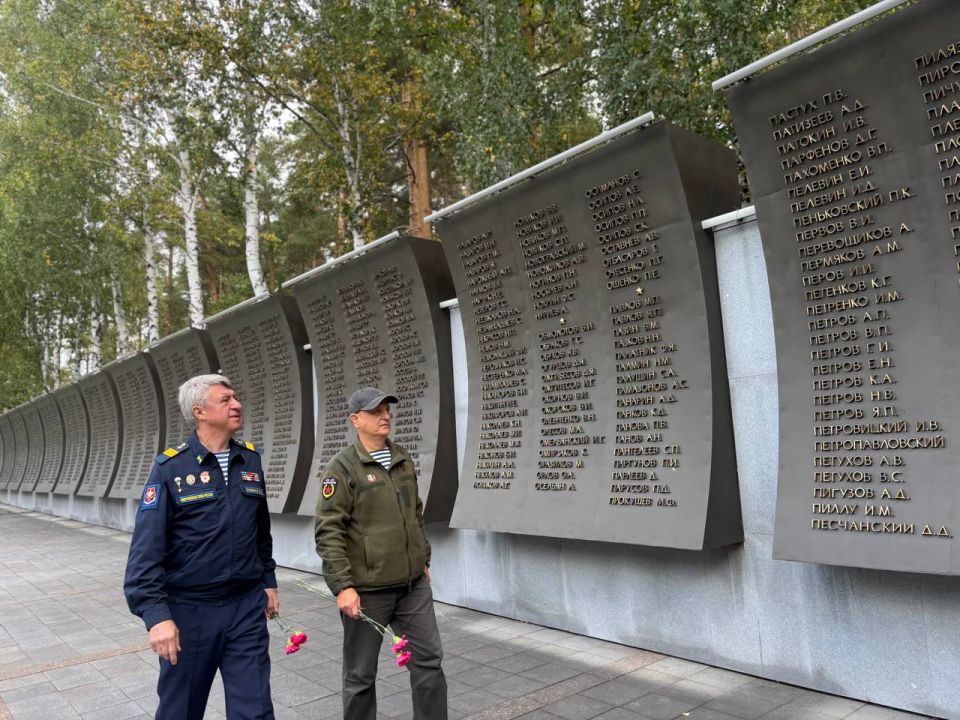 В ходе визита Дмитрия Александровича Огильца в Екатеринбург мы посетили Широкореченский мемориал В ходе визита Дмитрия Александровича Огильца в Екатеринбург мы посетили Широкореченский мемориал