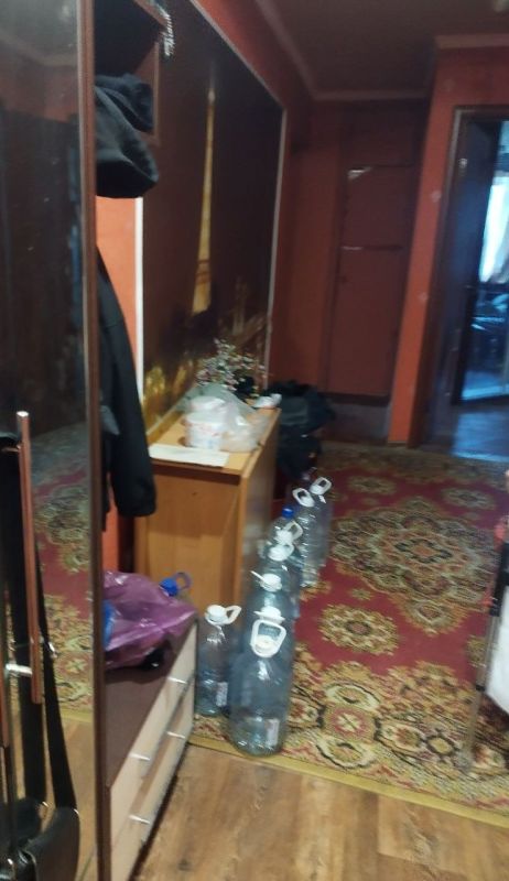 Сотрудники Управы Кировского района города Донецка продолжают оказывать помощь малоподвижным и пожилым жителям района с доставкой технической и питьевой воды Сотрудники Управы Кировского района города Донецка продолжают оказывать помощь малоподвижным и пожилым жителям района с доставкой технической и питьевой воды