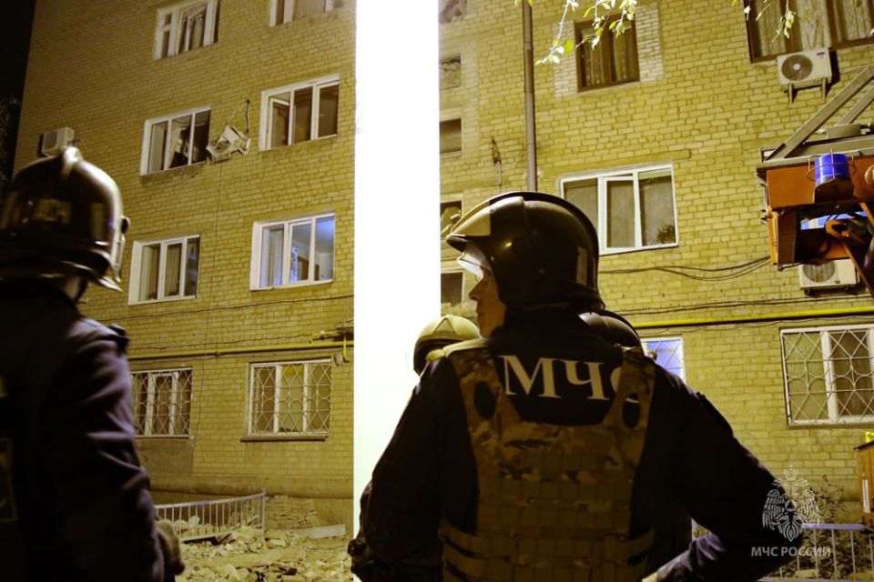 В Донецке сотрудники МЧС России спасли 7 человек после обстрела В Донецке сотрудники МЧС России спасли 7 человек после обстрела