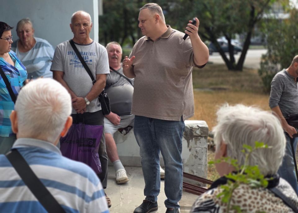 Иван Адамец: Депутат Донецкого городского совета Герман Полунин и заместитель руководителя управы Куйбышевского внутригородского района Алексей Шлапак провели встречу с жителями дома №216 по улице Куйбышева Иван Адамец: Депутат Донецкого городского совета Герман Полунин и заместитель руководителя управы Куйбышевского внутригородского района Алексей Шлапак провели встречу с жителями дома №216 по улице Куйбышева