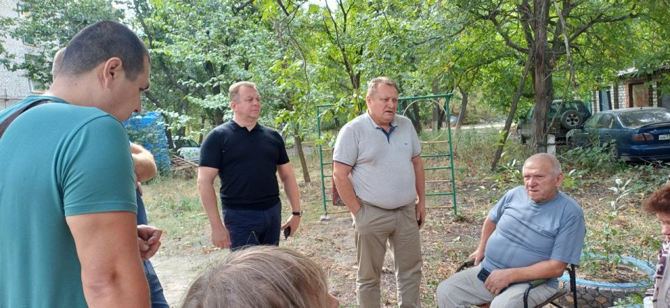 Валентин Левченко: Выполняя намеченные договорённости, сегодня снова встретился с жителями ул.Привокзальная поселка Донецк-Северный Валентин Левченко: Выполняя намеченные договорённости, сегодня снова встретился с жителями ул.Привокзальная поселка Донецк-Северный