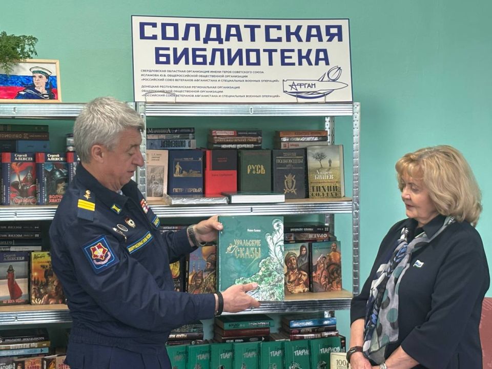 В Свердловской области открылась первая «Солдатская библиотека» В Свердловской области открылась первая «Солдатская библиотека»