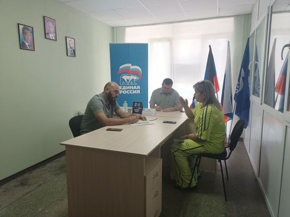Секретарь Амвросиевского местного отделения Всероссийской политической партии «Единая Россия» Игорь Лызов провёл приём в общественной приёмной Секретарь Амвросиевского местного отделения Всероссийской политической партии «Единая Россия» Игорь Лызов провёл приём в общественной приёмной