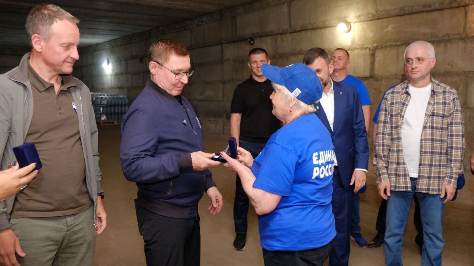 Глава ДНР Денис Пушилин и секретарь Генсовета «Единой России» Владимир Якушев поблагодарили активистов Донецкого реготделения партии за помощь жителям в доставке питьевой и технической воды Глава ДНР Денис Пушилин и секретарь Генсовета «Единой России» Владимир Якушев поблагодарили активистов Донецкого реготделения партии за помощь жителям в доставке питьевой и технической воды