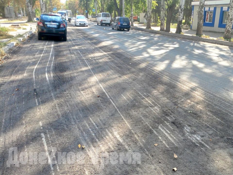 Старый асфальт срезают полностью: ремонт самой протяженной улицы Донецка набирает обороты Старый асфальт срезают полностью: ремонт самой протяженной улицы Донецка набирает обороты