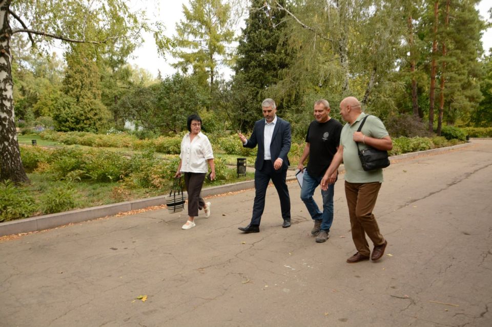 Алексей Дорофеев: Сегодня состоялась рабочая встреча с трудовым коллективом Государственного учреждения «Донецкий ботанический сад» Алексей Дорофеев: Сегодня состоялась рабочая встреча с трудовым коллективом Государственного учреждения «Донецкий ботанический сад»
