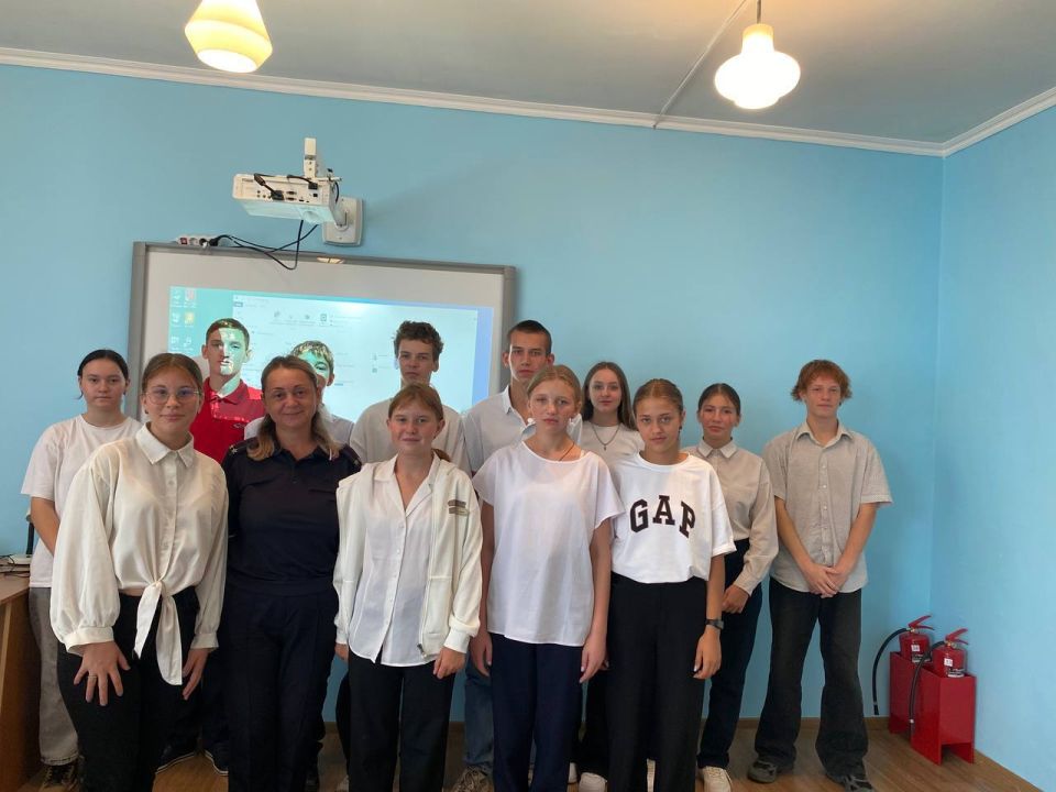 Сотрудники ГАИ Мангуша провели профилактическую беседу по БДД со школьниками Сотрудники ГАИ Мангуша провели профилактическую беседу по БДД со школьниками