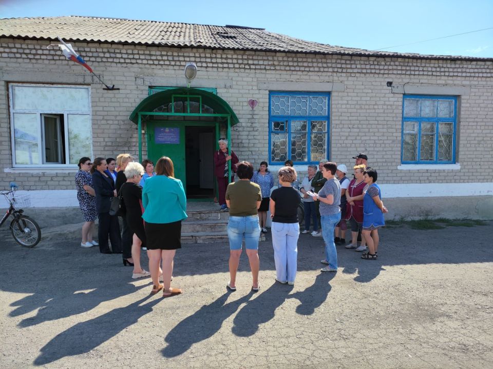 10 сентября управляющий делами Администрации Старобешевского муниципального округа Евгения Биатова провела встречу с жителями села Петровское 10 сентября управляющий делами Администрации Старобешевского муниципального округа Евгения Биатова провела встречу с жителями села Петровское