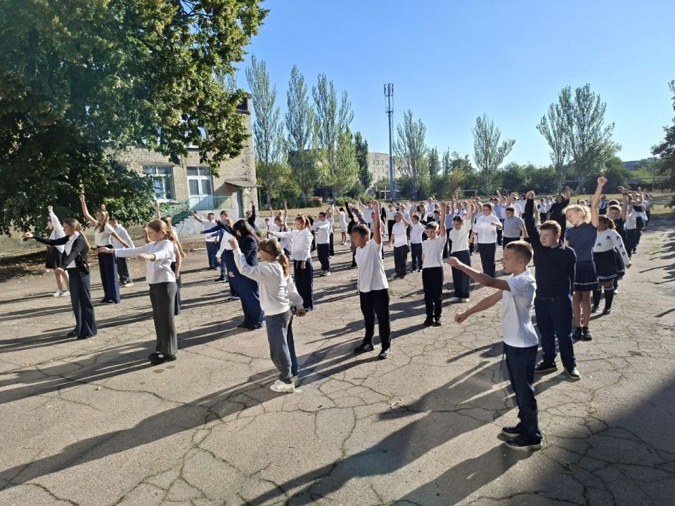 В рамках партийного проекта "Здоровое будущее" в Торезской школе № 18 прошла утренняя В рамках партийного проекта "Здоровое будущее" в Торезской школе № 18 прошла утренняя