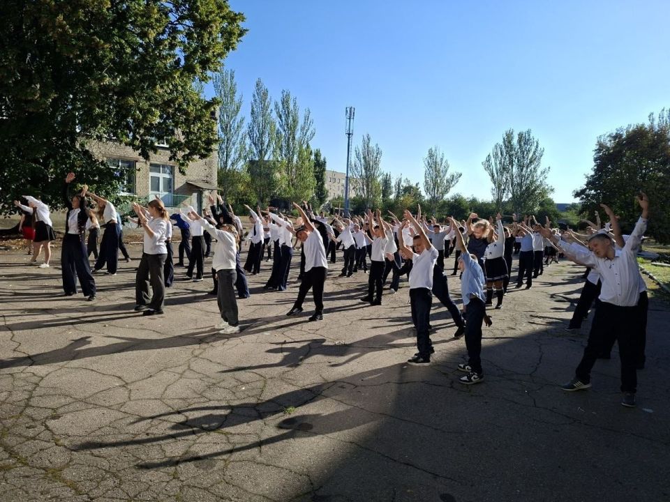 В рамках партийного проекта "Здоровое будущее" в Торезской школе № 18 прошла утренняя В рамках партийного проекта "Здоровое будущее" в Торезской школе № 18 прошла утренняя