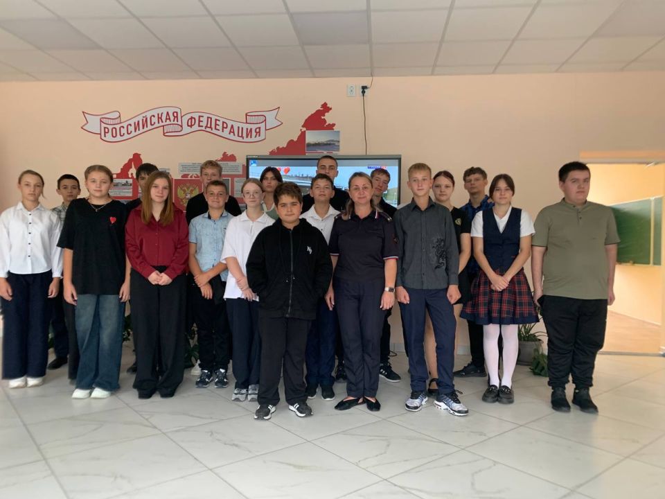 Сотрудники ГАИ Мангуша провели профилактическую беседу по БДД со школьниками Сотрудники ГАИ Мангуша провели профилактическую беседу по БДД со школьниками