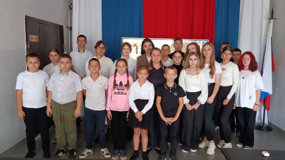 Сотрудники ГАИ Мангуша провели профилактическую беседу по БДД со школьниками