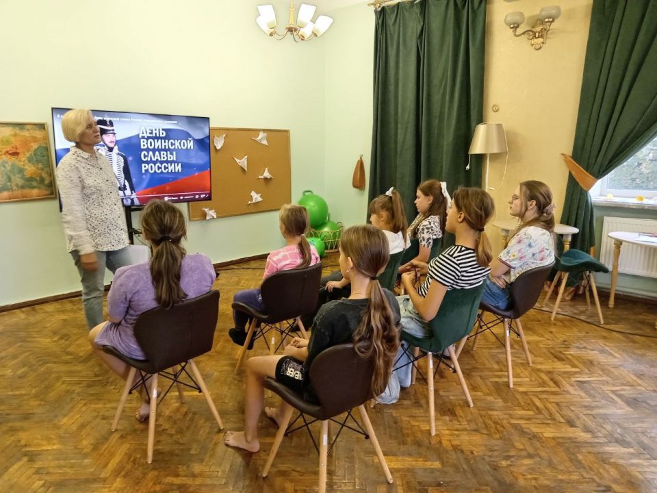 «Подвигу жить в веках». В рамках историко-просветительской деятельности МБУК "Златоустовский ЦНТ" прошел патриотический час, посвященный одному из ключевых событий отечественной истории – Дню Бородинского сражения «Подвигу жить в веках». В рамках историко-просветительской деятельности МБУК "Златоустовский ЦНТ" прошел патриотический час, посвященный одному из ключевых событий отечественной истории – Дню Бородинского сражения