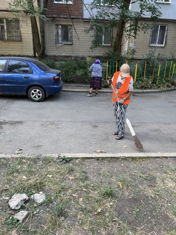 Сотрудники жилищно-коммунальных предприятий Кировского внутригородского района г. Донецка продолжают наводить порядок по следующим адресам: Сотрудники жилищно-коммунальных предприятий Кировского внутригородского района г. Донецка продолжают наводить порядок по следующим адресам: