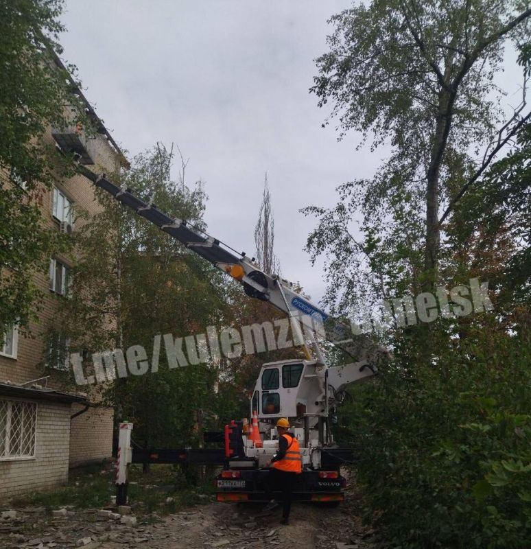 В Будённовском районе Донецка устраняют последствия вчерашнего обстрела В Будённовском районе Донецка устраняют последствия вчерашнего обстрела