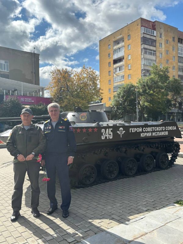 Вместе с Дмитрием Александровичем Огильцом мы возложили цветы к памятникам легендарным десантникам — Василию Филипповичу Маргелову и Валерию Александровичу Востротину Вместе с Дмитрием Александровичем Огильцом мы возложили цветы к памятникам легендарным десантникам — Василию Филипповичу Маргелову и Валерию Александровичу Востротину