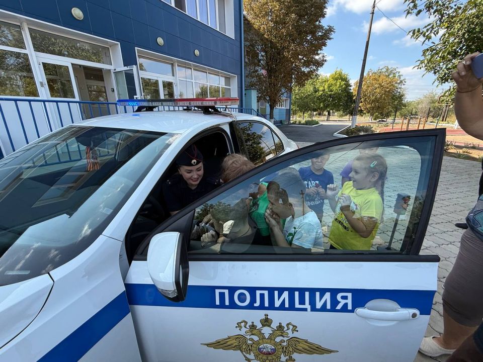 Сотрудники ГАИ провели урок безопасности «Самым маленьким о важном!» Сотрудники ГАИ провели урок безопасности «Самым маленьким о важном!»