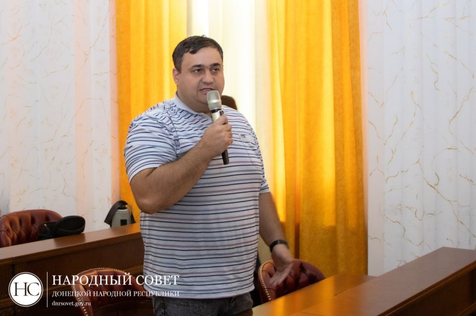На расширенном заседании #Комитет_по_конституционному_законодательству_государственному_строительству_и_местному_самоуправлению депутаты обсудили вопросы работы административных комиссий На расширенном заседании #Комитет_по_конституционному_законодательству_государственному_строительству_и_местному_самоуправлению депутаты обсудили вопросы работы административных комиссий