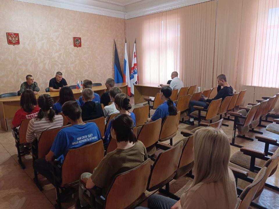 По партпроекту "Моя карьера с Единой Россией" в Снежном прошла встреча, объединившая активную молодежь и представителей власти По партпроекту "Моя карьера с Единой Россией" в Снежном прошла встреча, объединившая активную молодежь и представителей власти