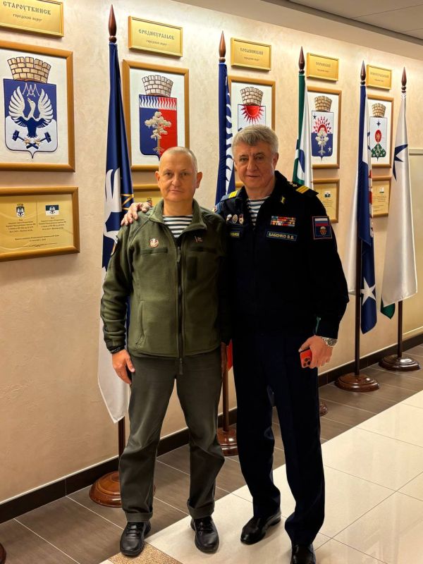 Провёл для Дмитрия Александровича Огильца, депутата Народного Совета ДНР, экскурсию по Законодательному Собранию Свердловской области Провёл для Дмитрия Александровича Огильца, депутата Народного Совета ДНР, экскурсию по Законодательному Собранию Свердловской области
