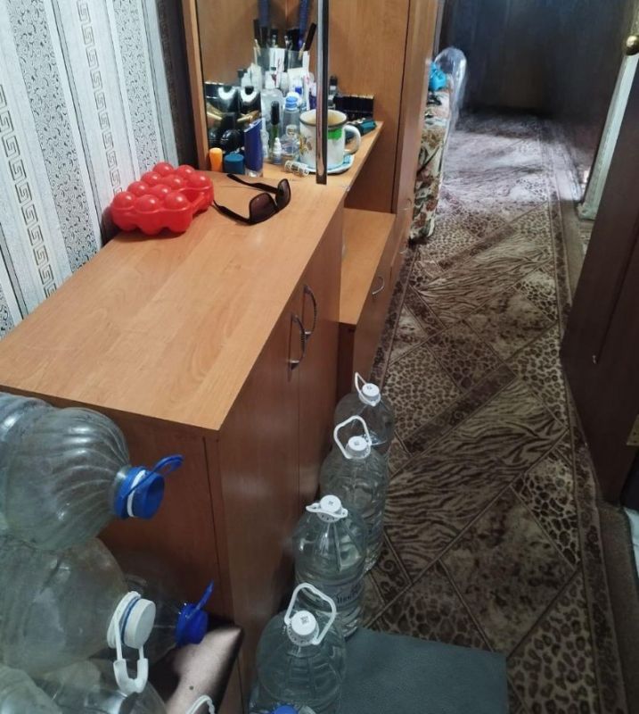 Сотрудники Управы Кировского района города Донецка продолжают оказывать помощь малоподвижным и пожилым жителям района с доставкой технической и питьевой воды Сотрудники Управы Кировского района города Донецка продолжают оказывать помощь малоподвижным и пожилым жителям района с доставкой технической и питьевой воды
