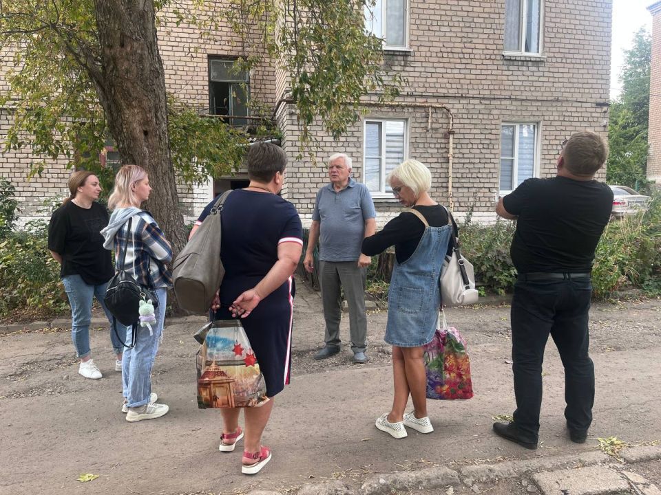 9 сентября, руководитель Управы Центрально-Городского внутригородского района Владимир Меша провел встречи на подведомственной территории по адресу: г. Макеевка, ул.Макарова, 71 и ул. Ярошенко, 7 9 сентября, руководитель Управы Центрально-Городского внутригородского района Владимир Меша провел встречи на подведомственной территории по адресу: г. Макеевка, ул.Макарова, 71 и ул. Ярошенко, 7
