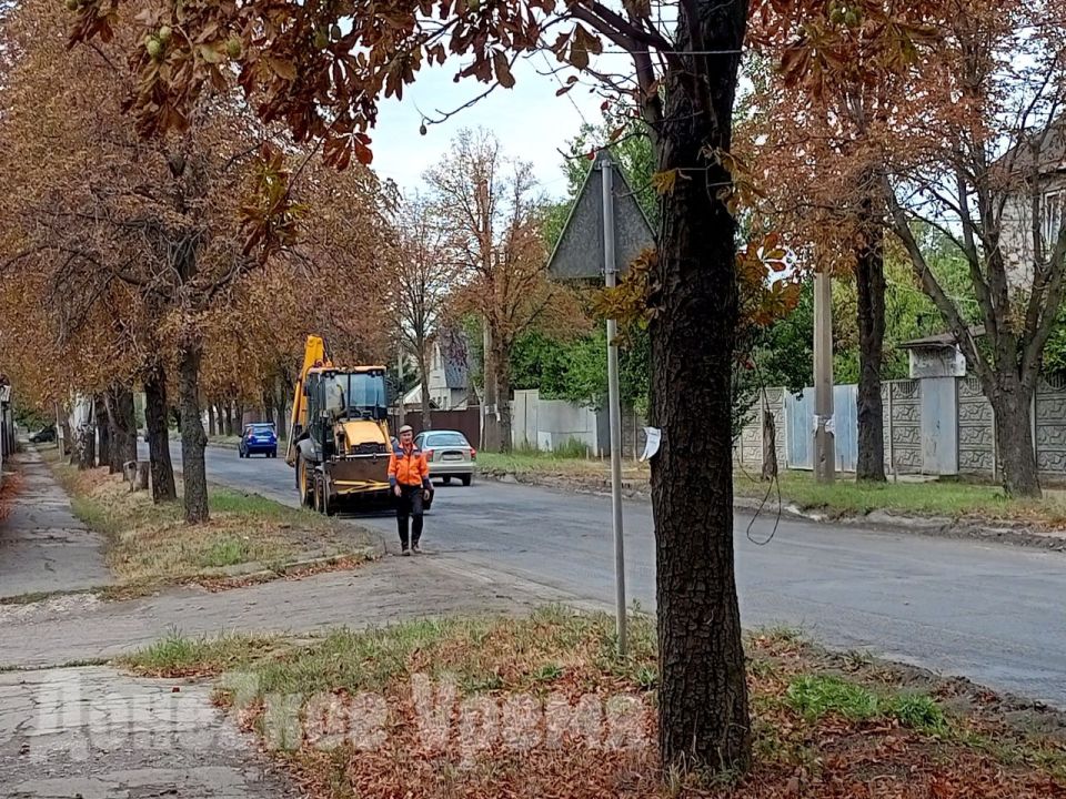 Старый асфальт срезают полностью: ремонт самой протяженной улицы Донецка набирает обороты Старый асфальт срезают полностью: ремонт самой протяженной улицы Донецка набирает обороты