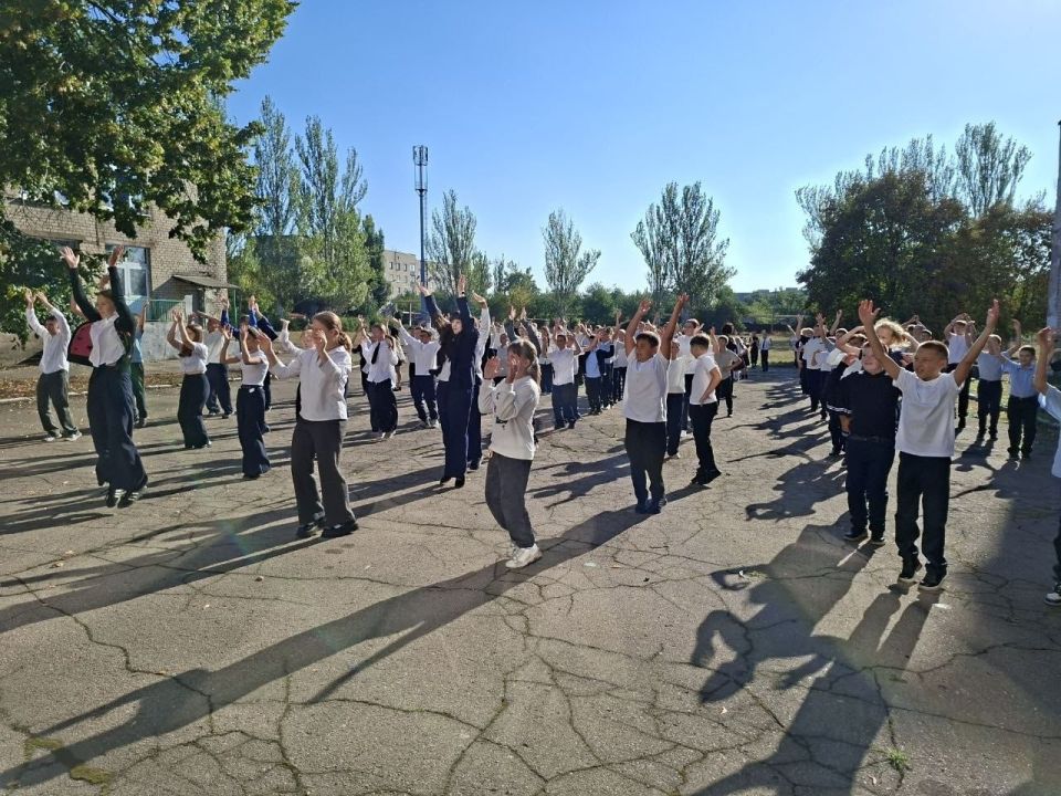 В рамках партийного проекта "Здоровое будущее" в Торезской школе № 18 прошла утренняя В рамках партийного проекта "Здоровое будущее" в Торезской школе № 18 прошла утренняя