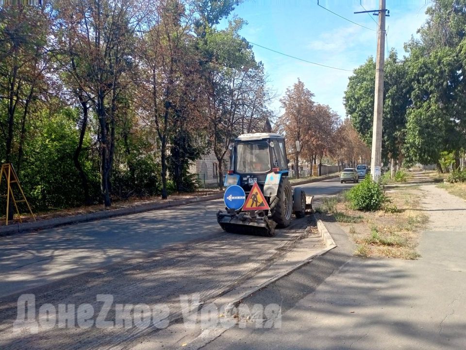 Старый асфальт срезают полностью: ремонт самой протяженной улицы Донецка набирает обороты Старый асфальт срезают полностью: ремонт самой протяженной улицы Донецка набирает обороты