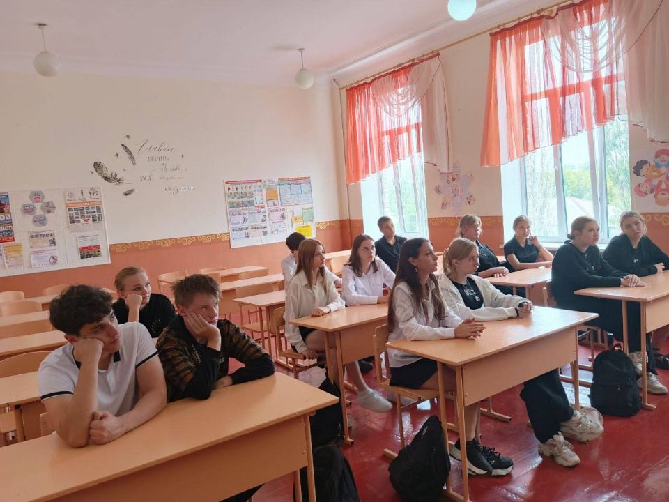 Денис Зубов: Патриотический урок в школе №14: Росгвардия, мужество и безопасность Денис Зубов: Патриотический урок в школе №14: Росгвардия, мужество и безопасность