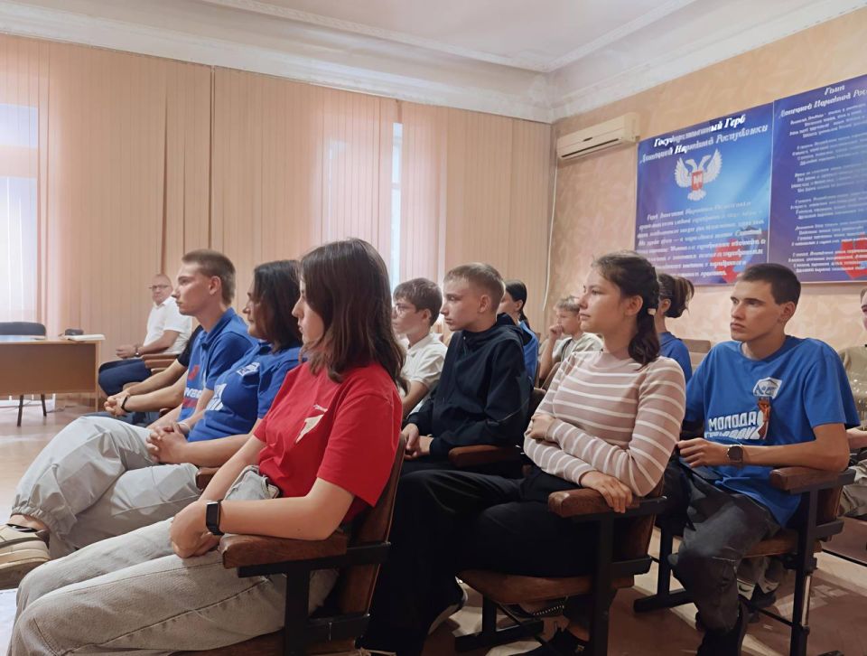По партпроекту "Моя карьера с Единой Россией" в Снежном прошла встреча, объединившая активную молодежь и представителей власти По партпроекту "Моя карьера с Единой Россией" в Снежном прошла встреча, объединившая активную молодежь и представителей власти