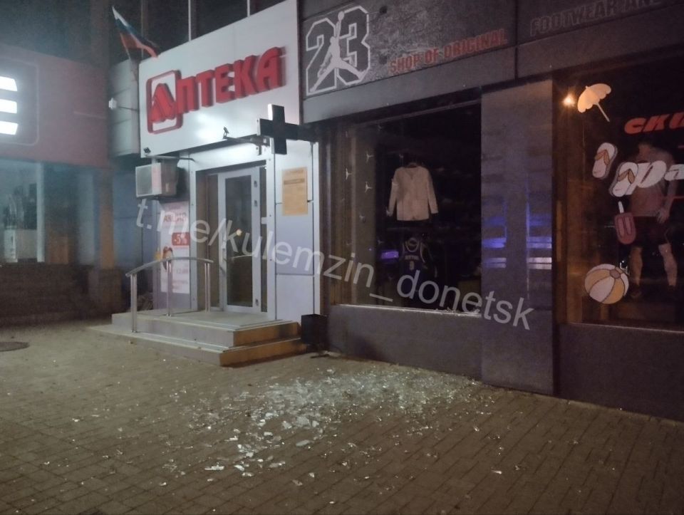 В Киевском районе Донецка устраняют последствия обстрела В Киевском районе Донецка устраняют последствия обстрела
