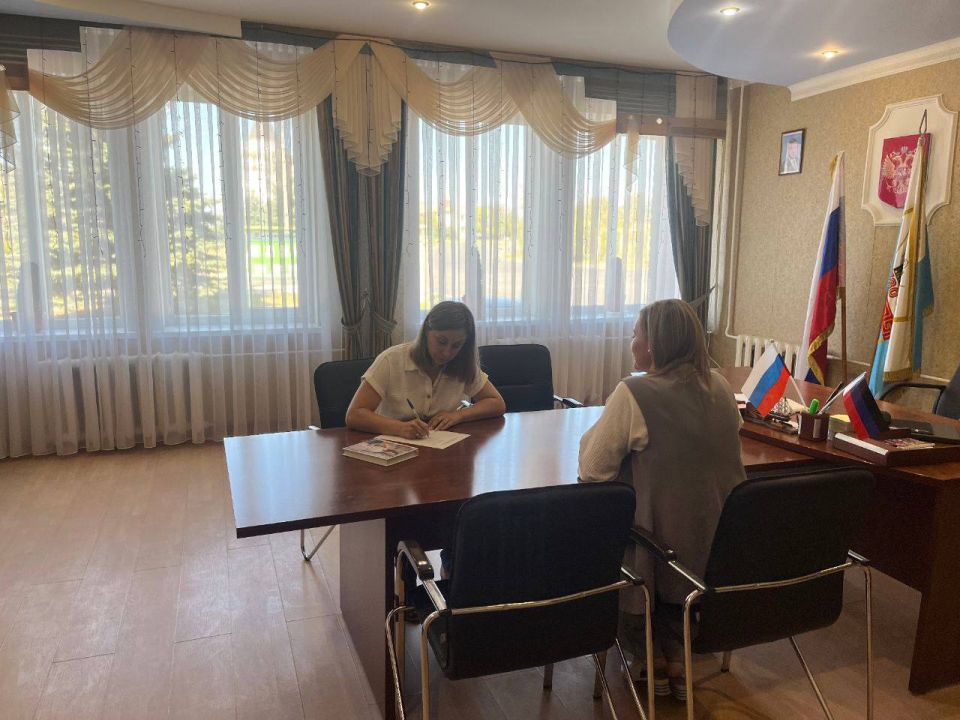 Вчера депутат Мангушского муниципального совета, член фракции Всероссийской политической партии «Единая Россия» в Мангушском муниципальном совете Чекалова Эльвина Ивановна провела встречу с жителями села Урзуф Вчера депутат Мангушского муниципального совета, член фракции Всероссийской политической партии «Единая Россия» в Мангушском муниципальном совете Чекалова Эльвина Ивановна провела встречу с жителями села Урзуф