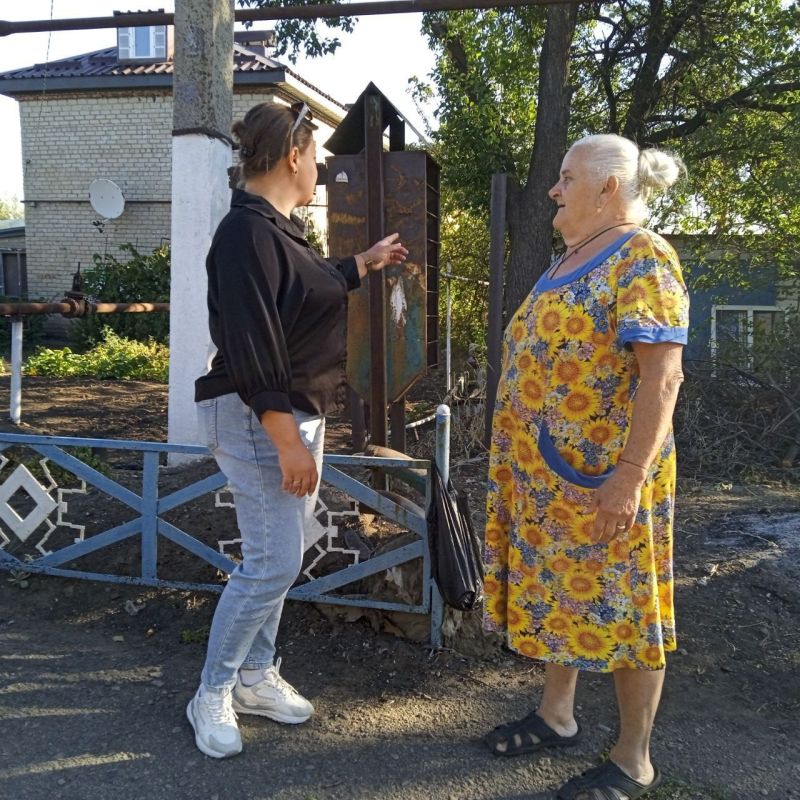 По поручению главы Донецкой Народной Республики Дениса Владимировича Пушилина,о постоянном диалоге с населением,заведующий Новолуганского территориального сектора Анна Коваленко провела встречу с жителями по адресу: улица... По поручению главы Донецкой Народной Республики Дениса Владимировича Пушилина,о постоянном диалоге с населением,заведующий Новолуганского территориального сектора Анна Коваленко провела встречу с жителями по адресу: улица...