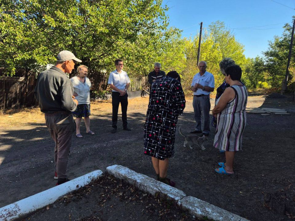 Сегодня заместитель главы Администрации муниципального образования городского округа Харцызск Владимир Панченко провел встречу с жителями в пгт Широком на улице Речной Сегодня заместитель главы Администрации муниципального образования городского округа Харцызск Владимир Панченко провел встречу с жителями в пгт Широком на улице Речной