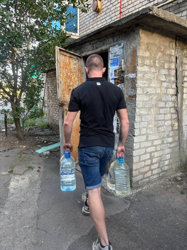 Денис Зубов: С добром в сердце. Активная молодежь Иловайска продолжают участвовать в акции «Эстафета Добра» и на постоянной основе помогают пожилым людям города в доставке воды Денис Зубов: С добром в сердце. Активная молодежь Иловайска продолжают участвовать в акции «Эстафета Добра» и на постоянной основе помогают пожилым людям города в доставке воды