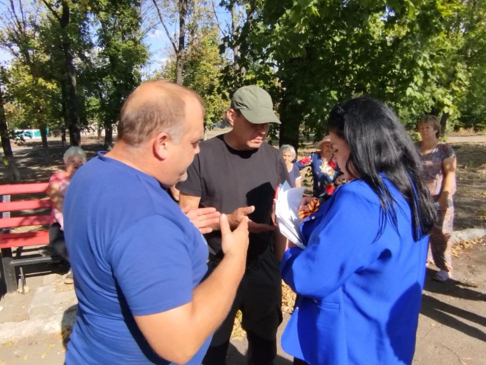 Константин Зинченко: Совместно с председателем Волновахского муниципального совета и депутатом от фракции «Единая Россия» Таймуразом Арсоевым провел встречу с жителями с. Новогнатовка Константин Зинченко: Совместно с председателем Волновахского муниципального совета и депутатом от фракции «Единая Россия» Таймуразом Арсоевым провел встречу с жителями с. Новогнатовка