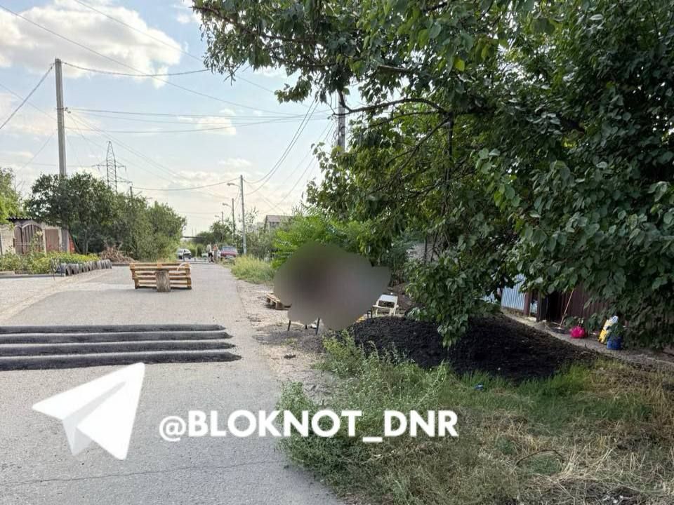 В Донецке мужчина перегородил улицу «лежачими полицейскими» и довёл район до скандала В Донецке мужчина перегородил улицу «лежачими полицейскими» и довёл район до скандала