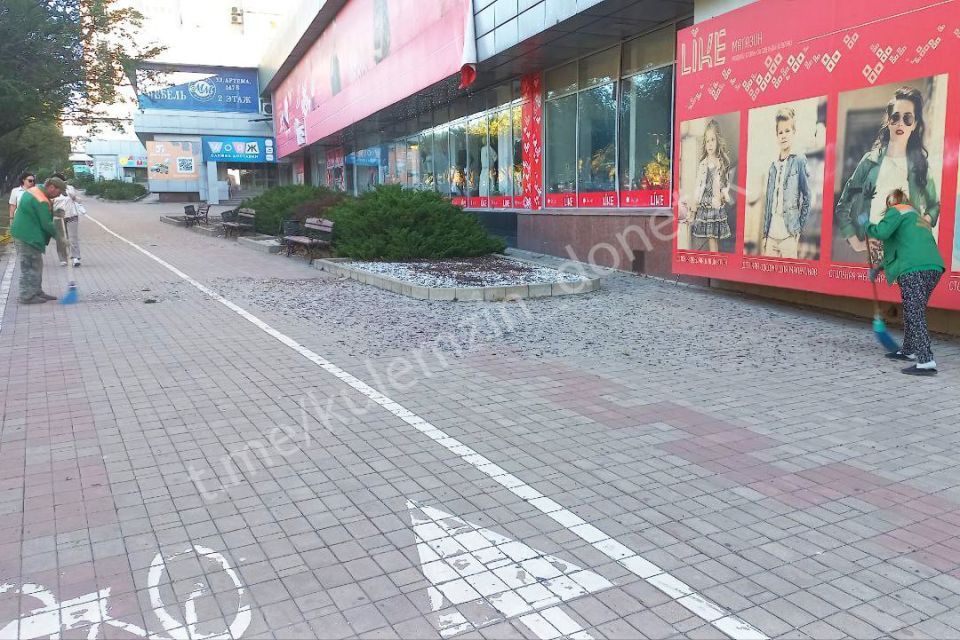 В Киевском районе Донецка устраняют последствия обстрела В Киевском районе Донецка устраняют последствия обстрела