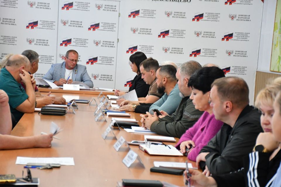 Заседание Дебальцевского городского совета Донецкой Народной Республики первого созыва Заседание Дебальцевского городского совета Донецкой Народной Республики первого созыва