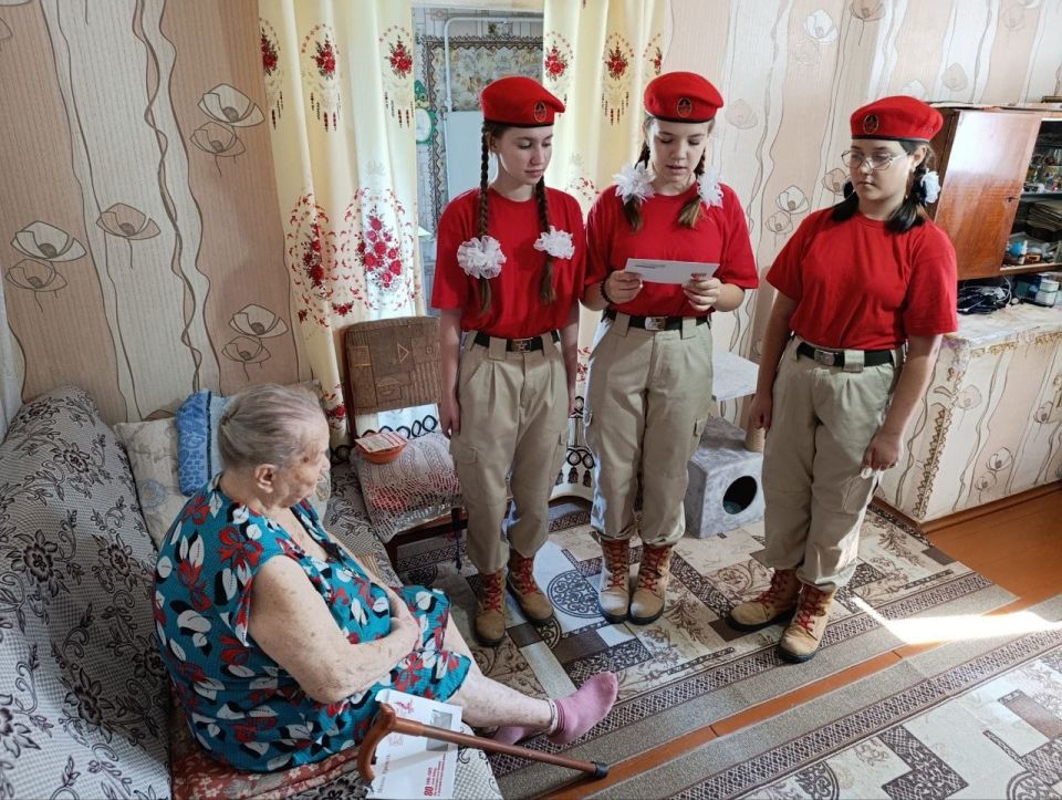 Юнармейцы юнармейского отряда ВПСО "Витязь" вручили Письма-Кремля жителям города Амвросиевки, которые принимали участие в событиях Великой Отечественной войны .Данное мероприятие проведено в рамках Дня Воинской Славы России... Юнармейцы юнармейского отряда ВПСО "Витязь" вручили Письма-Кремля жителям города Амвросиевки, которые принимали участие в событиях Великой Отечественной войны .Данное мероприятие проведено в рамках Дня Воинской Славы России...