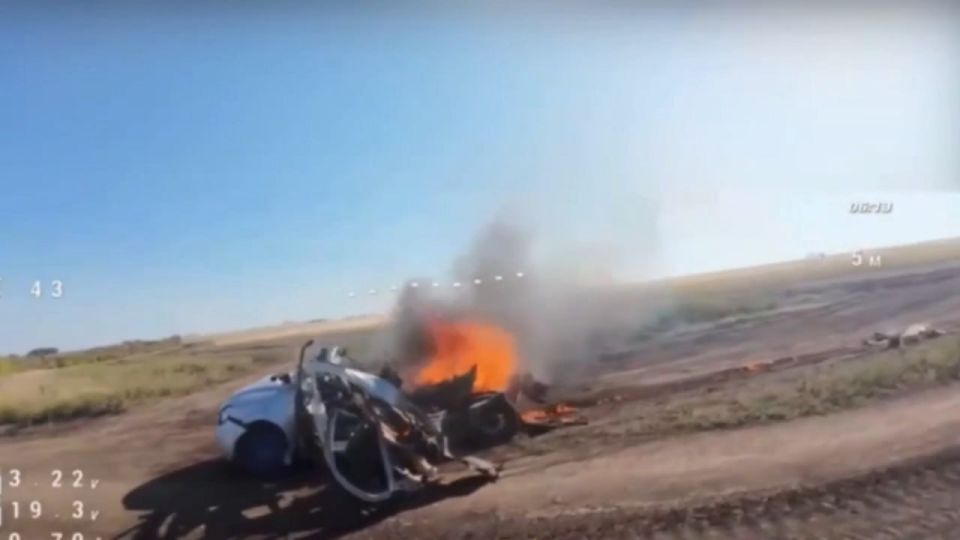 Момент удара дрона-камикадзе "Молния-2" по украинскому автомобилю в объективе дрона-перехватчика ВСУ, Краматорское направление Момент удара дрона-камикадзе "Молния-2" по украинскому автомобилю в объективе дрона-перехватчика ВСУ, Краматорское направление