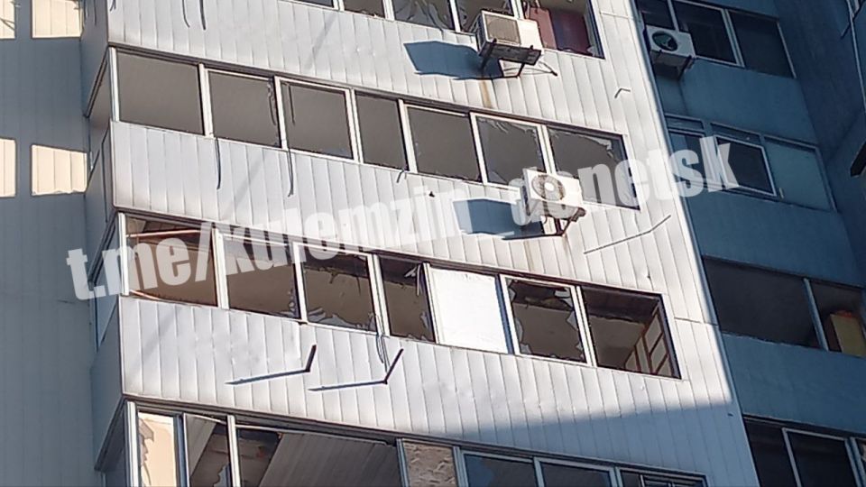 В Киевском районе Донецка устраняют последствия обстрела В Киевском районе Донецка устраняют последствия обстрела