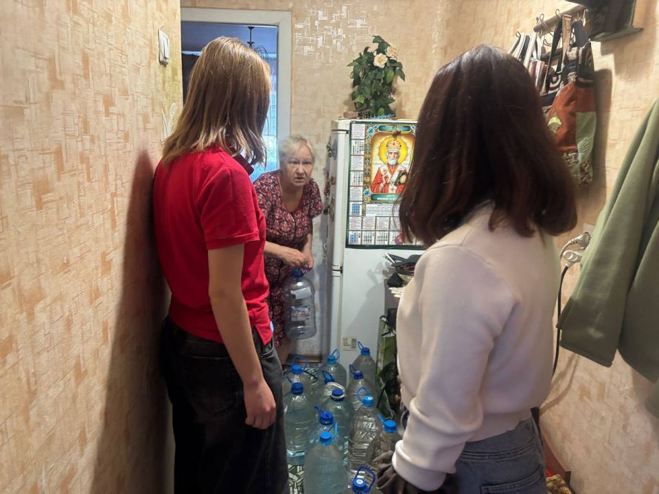 Денис Зубов: С добром в сердце. Активная молодежь Иловайска продолжают участвовать в акции «Эстафета Добра» и на постоянной основе помогают пожилым людям города в доставке воды Денис Зубов: С добром в сердце. Активная молодежь Иловайска продолжают участвовать в акции «Эстафета Добра» и на постоянной основе помогают пожилым людям города в доставке воды