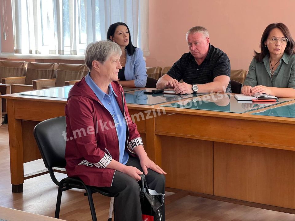 Сегодня заместитель главы администрации г.о. Донецк провёл приём граждан в местной общественной приёмной партии «Единая Россия» Сегодня заместитель главы администрации г.о. Донецк провёл приём граждан в местной общественной приёмной партии «Единая Россия»